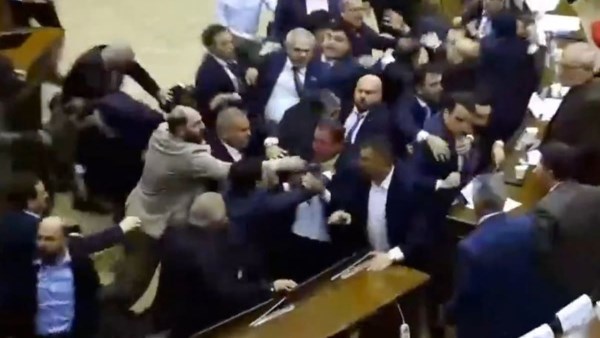 فتش عن المرأة.. نواب أرمينيون يتبادلون اللكمات داخل البرلمان (فيديو وصور)