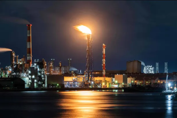 Oil Heads for Weekly Gain with Mideast Supply Risks