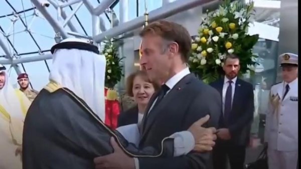 وسط فوضي باريس.. ماكرون يبدأ جولة خليجية بزيارة الكويت