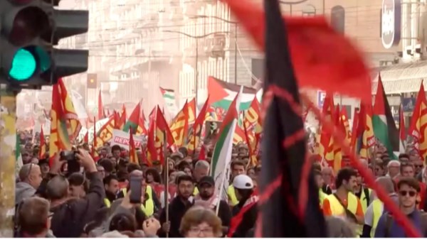 عشرات الآلاف في الشوارع.. إضراب عام ومظاهرات تجتاح إيطاليا