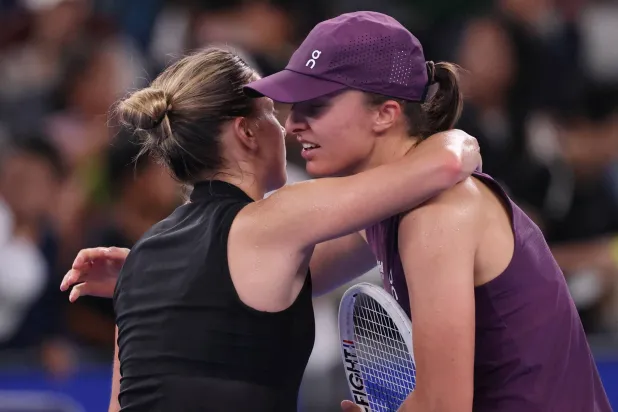 Injured Swiatek Goes Down Fighting in Wuhan Open Semi-final