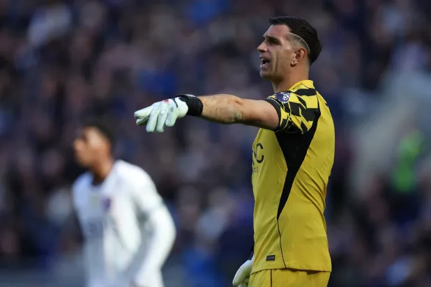 Chelsea’s Martinez Undergoes Surgery After Collision at Everton