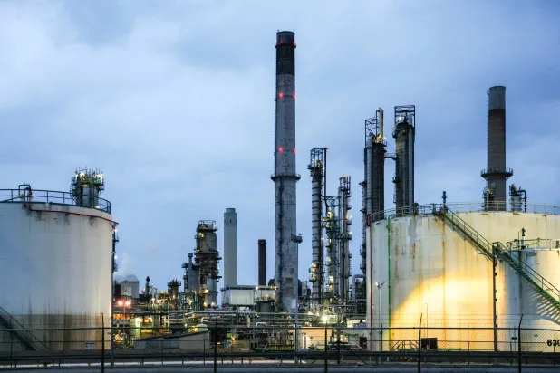 Brent Crude Holds Near Five-Month High on Middle East Tension