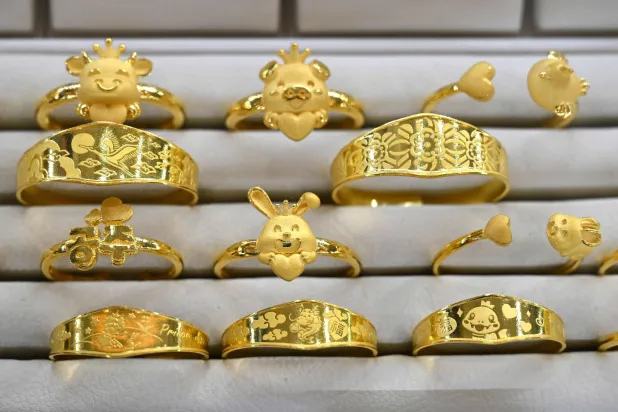 Gold Dips for Fourth Session as Oil Rally Fans Inflation Concerns