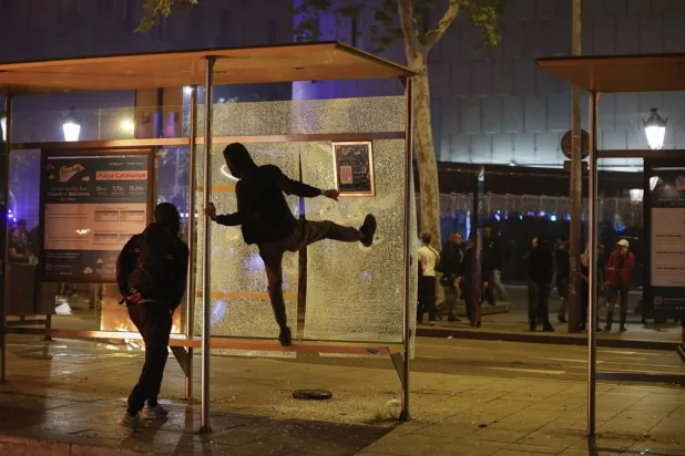 Spanish Police Make 128 Overnight Arrests in Barcelona for ‘Looting’