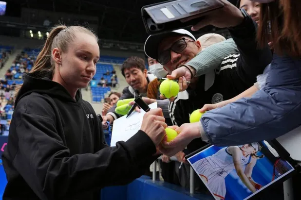 WTA’s Top-Ranked Elena Rybakina Withdraws from Quarterfinals in Japan, Citing an Injury
