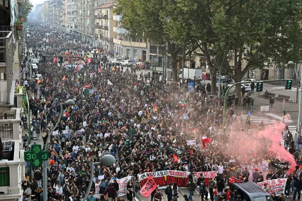Thousands of Students, Workers Protest in Italy Under Heavy Security