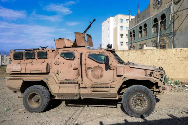 Intense Strikes Thwart Houthi Advance on Al-Maqatirah