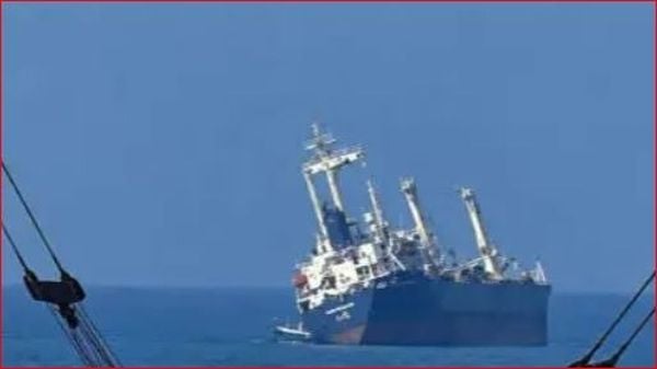 إنقاذ الباخرة SEA HORSE وإدخالها إلى مرفأ بيروت بعد تعرضها للميلان