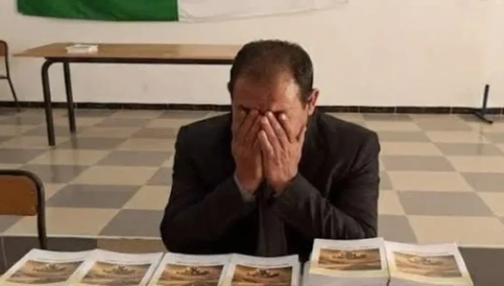 بكى لغياب القرّاء… فانتشر فيديو دموعه أكثر من كتابه!