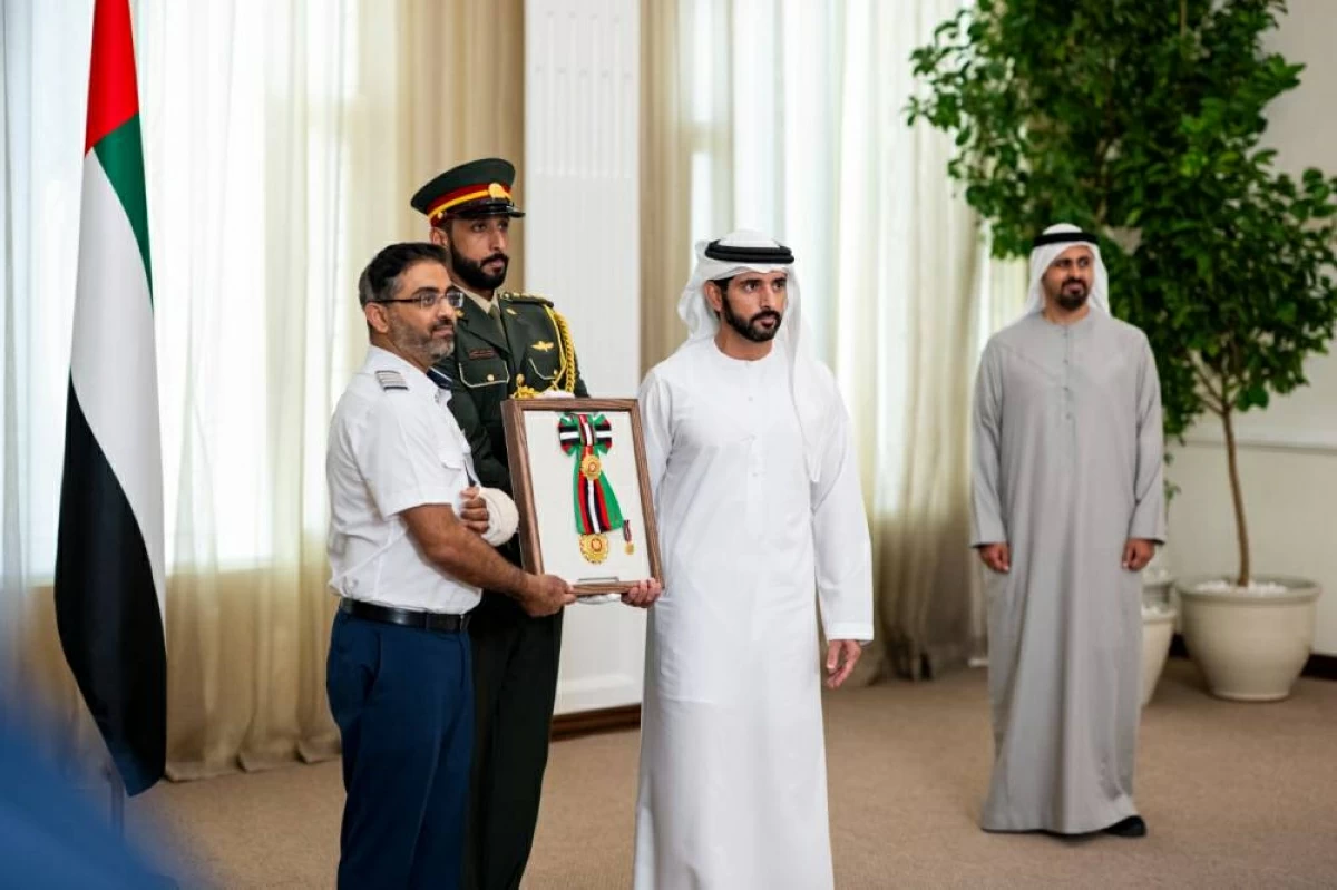 محمد بن زايد يمنح طاقم طائرة «فلاي دبي» وسام زايد الثاني..وحمدان بن محمد يقلد الأوسمة