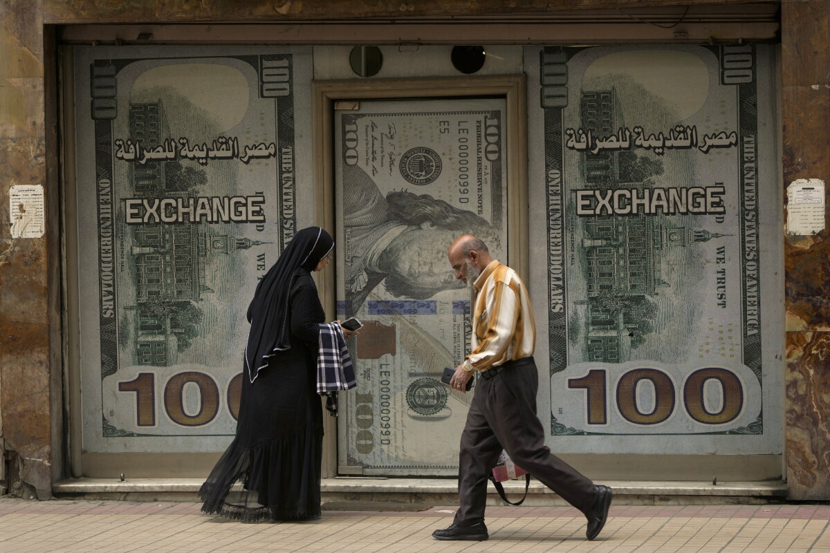 الجنيه المصري يتراجع دون مستوى 55 مقابل الدولار