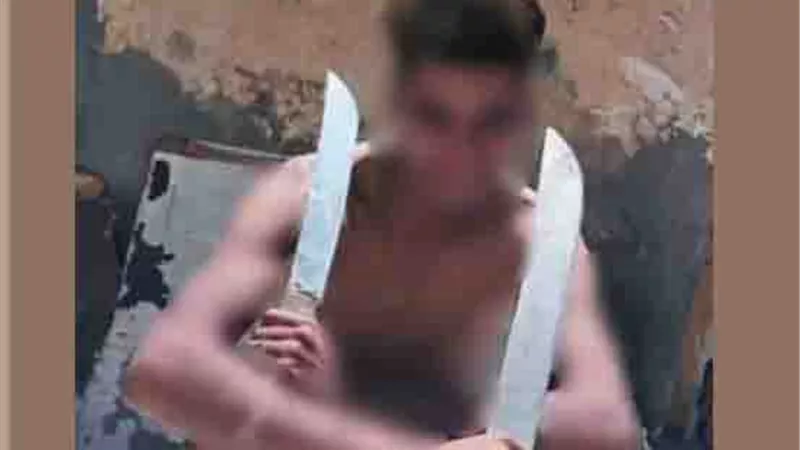ضبط عاطل بالإسكندرية بحوزته سلاحان أبيضان لممارسة أعمال البلطجة والاستعراض