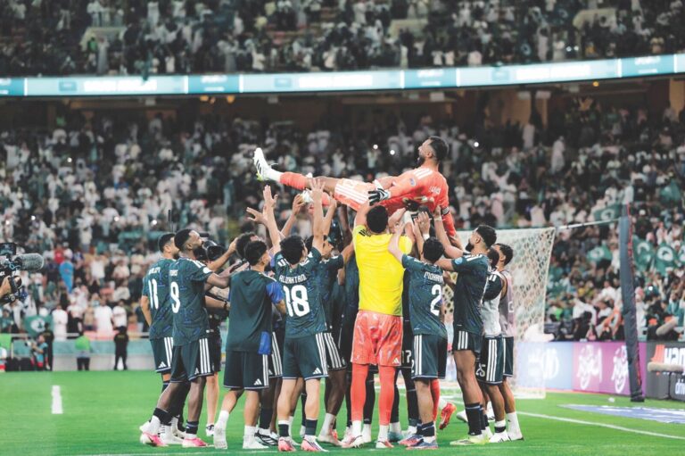 العملاق (العويس) النجم الكبير صاحب القفاز الذهبي
