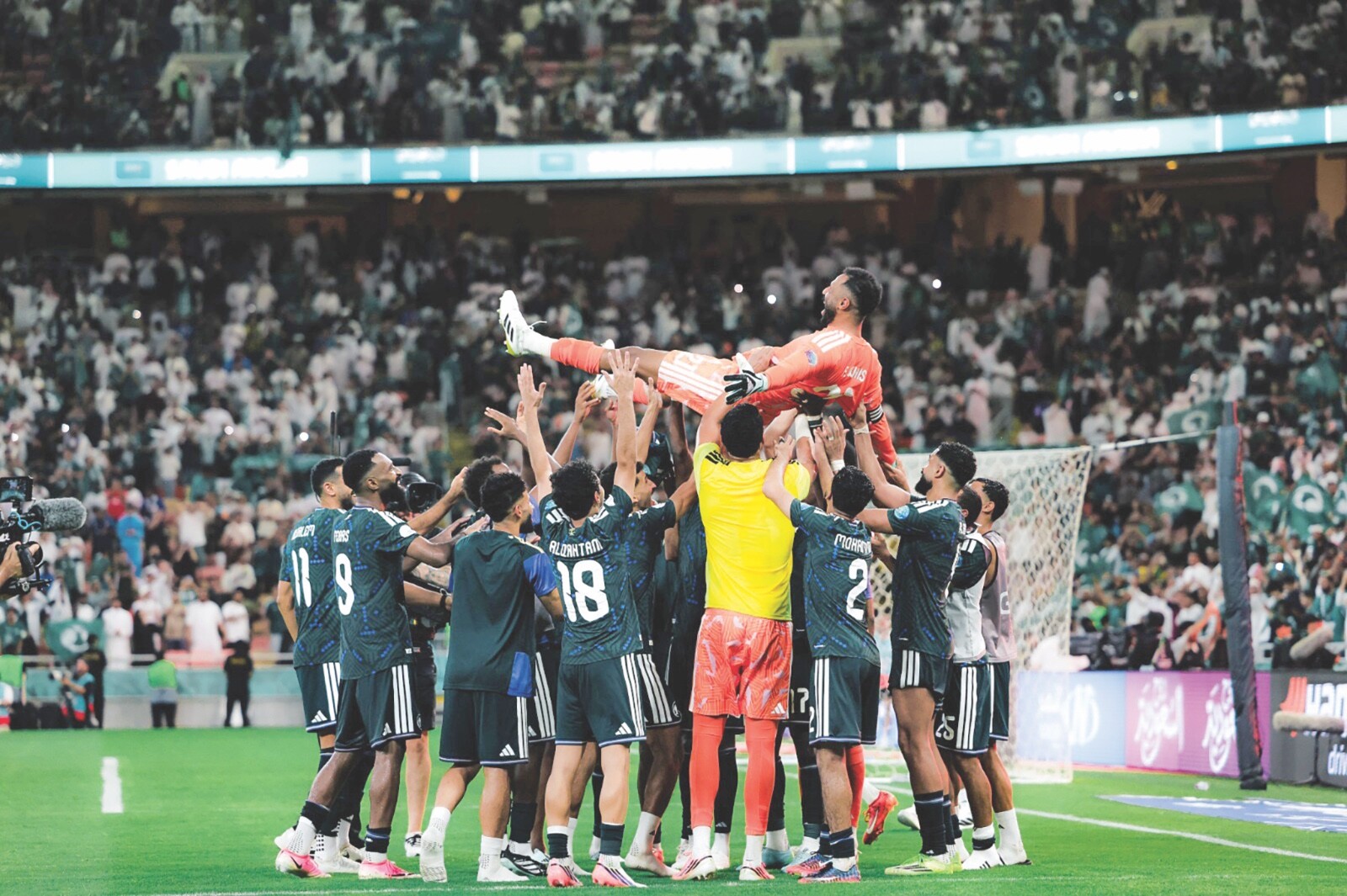 العملاق (العويس) النجم الكبير صاحب القفاز الذهبي