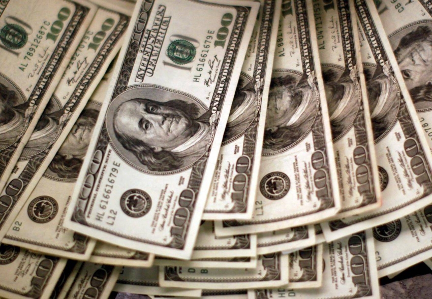 الدولار يسجل أعلى مستوى في 17 شهرًا مع تراجع العملات الرئيسية