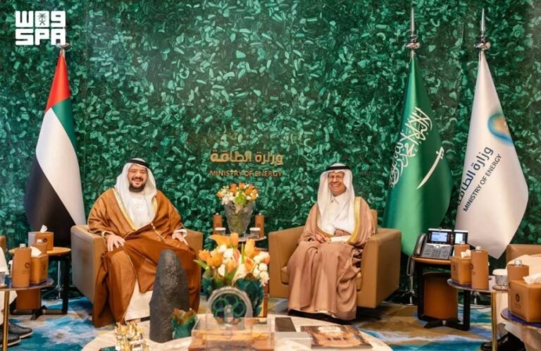وزير الطاقة وزير الصناعة والثروة المعدنية ووزير الاستثمار الإماراتي يوقّعان مذكرة تفاهم لتعزيز الربط السككي والتكامل في البنية التحتية
