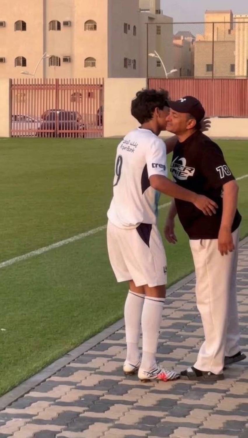 قبلة على جبين والده.. صقر اليامي يخطف الأضواء بهدف ولفتة إنسانية مع الهلال