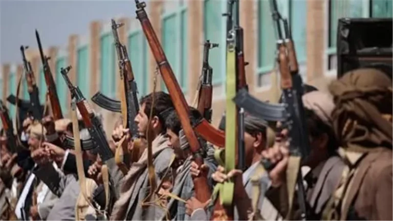 حصار المدنيين وتهديد طرق التجارة.. تصعيد الحوثيين يفاقم الأزمة الإنسانية في اليمن