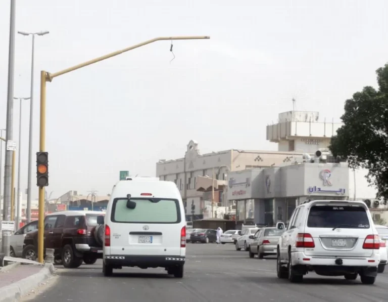 «كود الطرق»: 15 متراً بين منطقة التوقف وأول موقف عند تقاطعات «الإشارات»