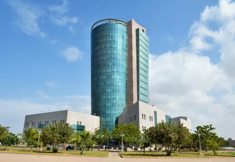 بناءً على تقارير الأرصاد.. تعليق الدراسة الحضورية بجامعة جازان