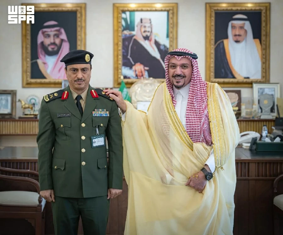 أمير القصيم يقلّد مدير سجون المنطقة رتبة «لواء»