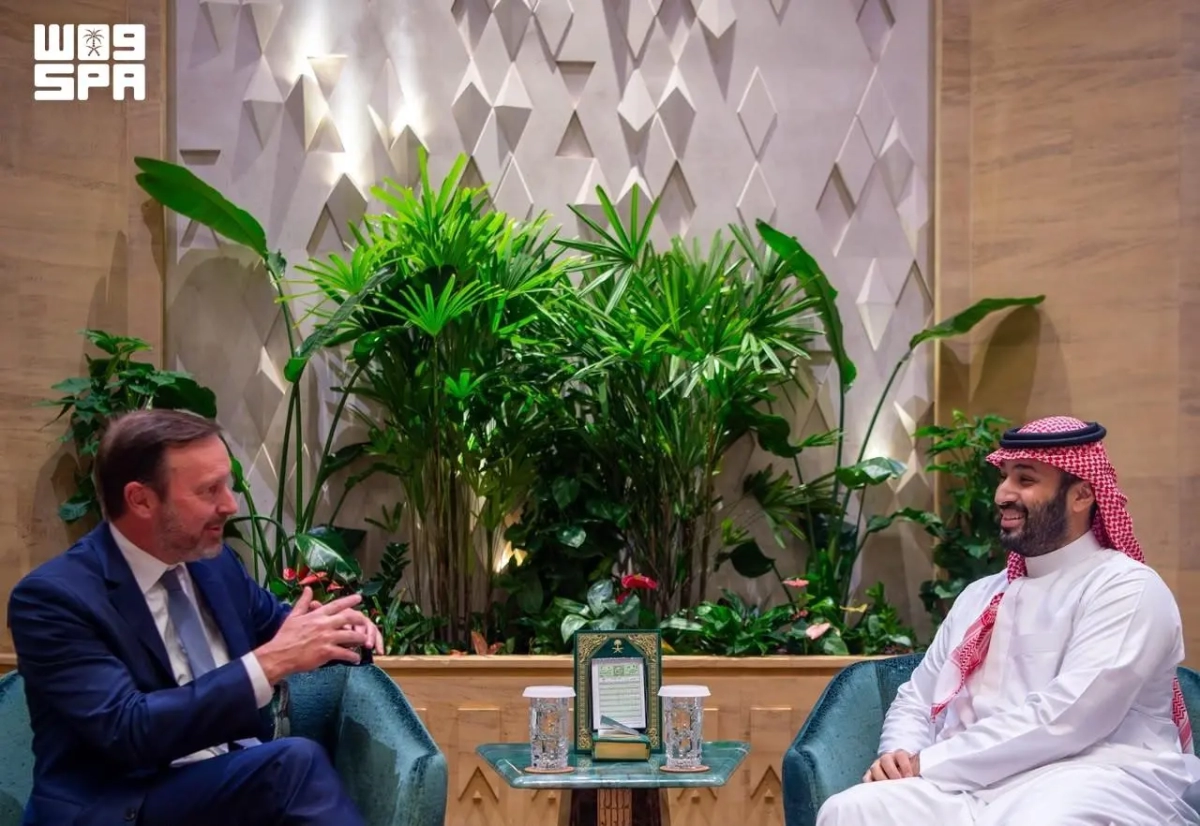 Crown Prince, US Senator Murphy discuss regional developments