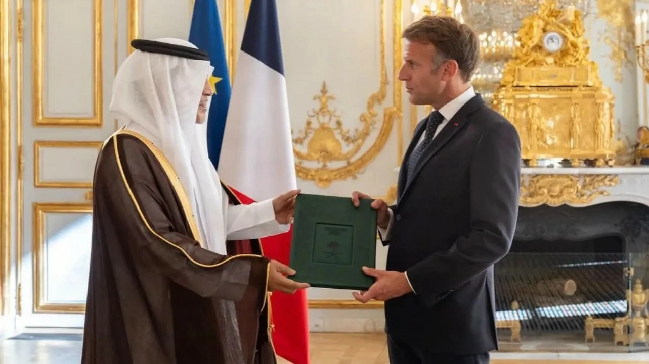 السفير المجفل يقدم أوراق اعتماده لرئيس الجمهورية الفرنسية
