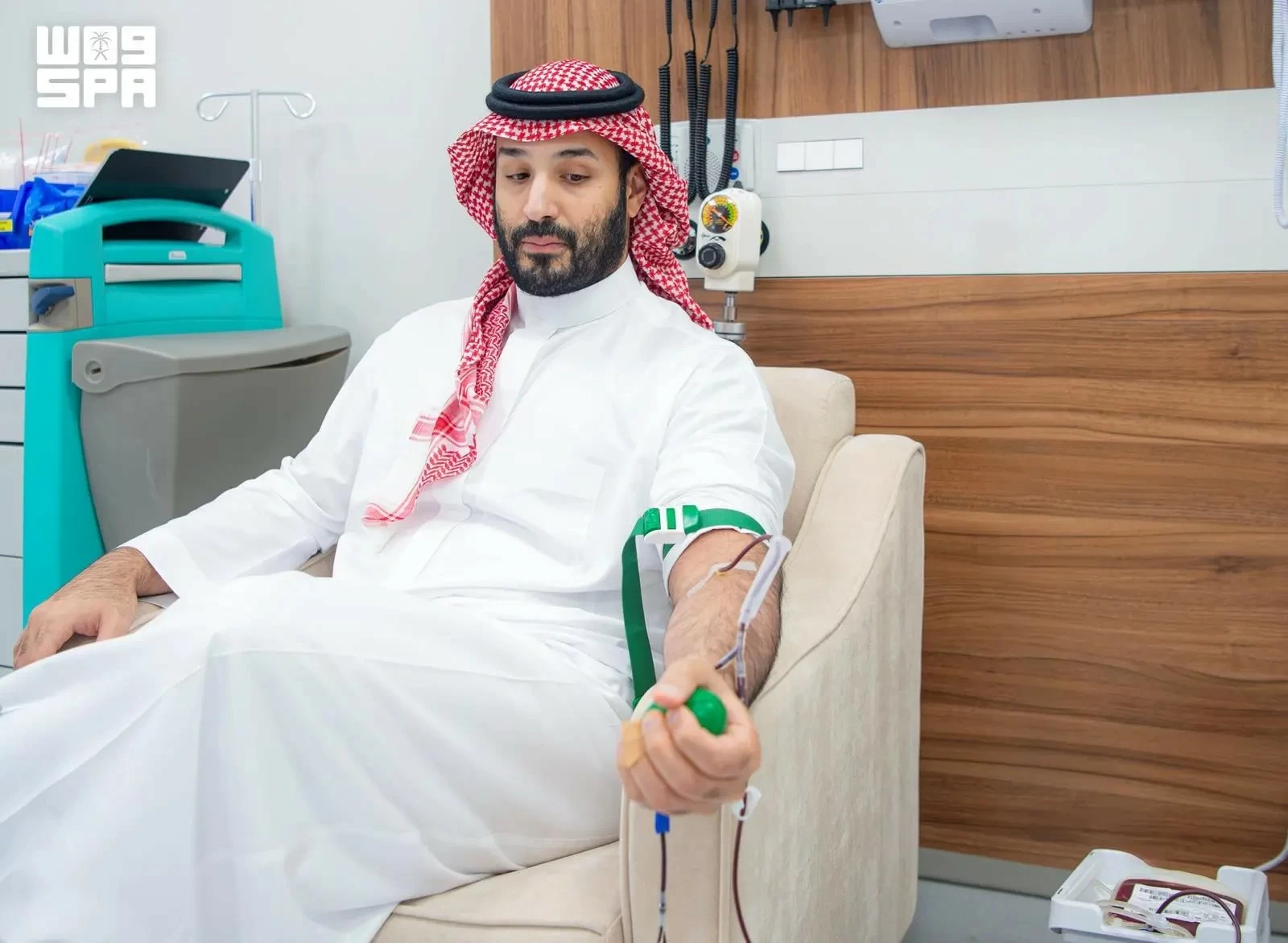 ولي العهد يتبرع بالدم ويطلق الحملة الوطنية السنوية