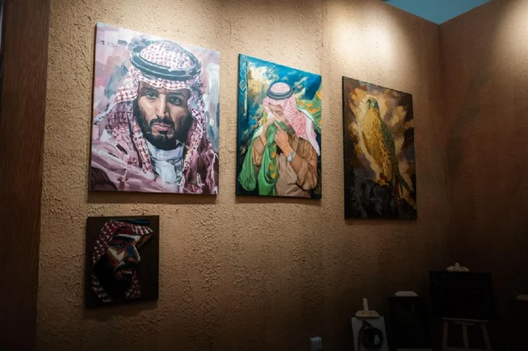 بفرشاة الفن.. أسماء المجممي توثّق صور الملوك وتحولها حكايات نابضة