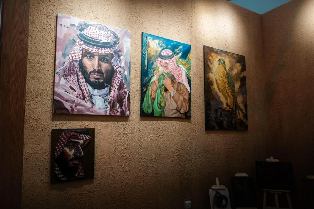 بفرشاة الفن.. أسماء المجممي توثّق صور الملوك وتحولها حكايات نابضة