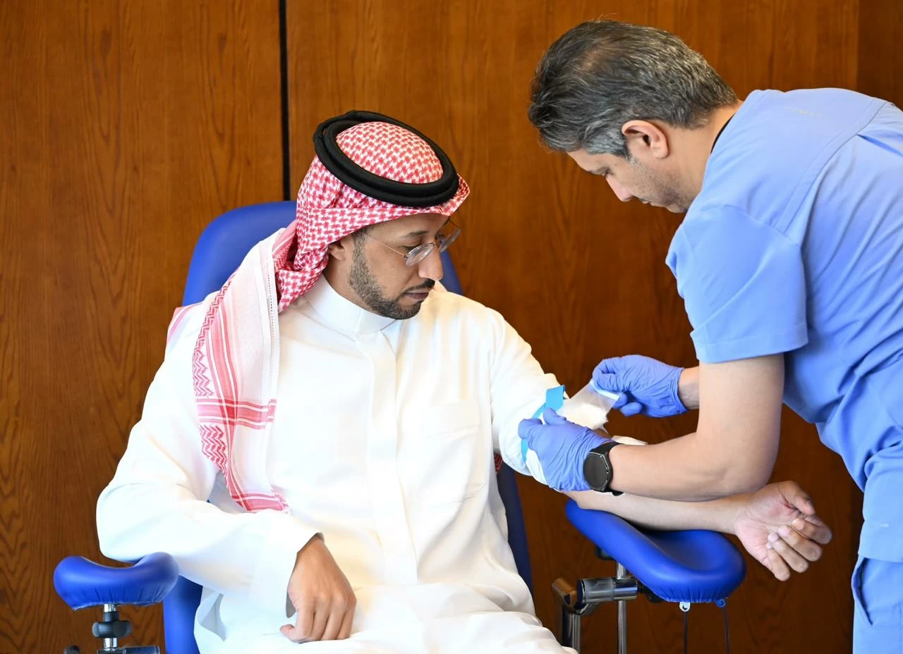 نائب أمير عسير يشارك في الحملة الوطنية التي أطلقها ولي العهد للتبرع بالدم
