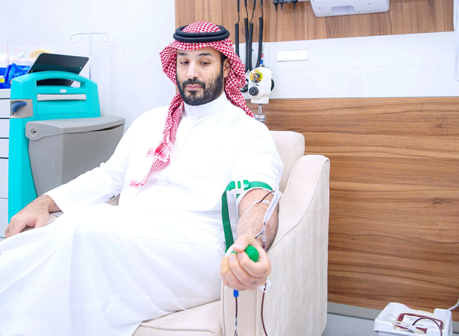تبرع ولي العهد بالدم يجسّد قيم العطاء والتكافل ويعزّز الوعي المجتمعي