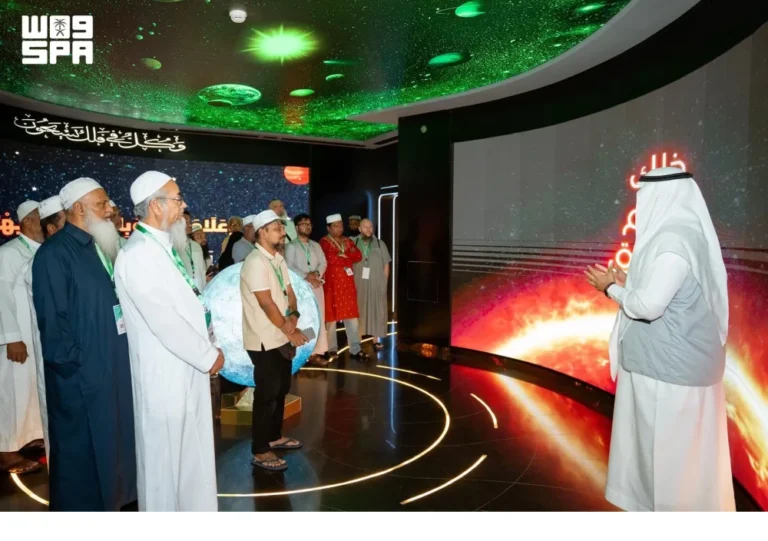 معتمرون من 21 دولة من برنامج خادم الحرمين يزورون متحف السيرة النبوية