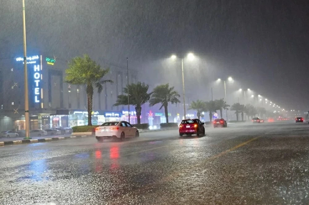 إنذار أحمر: رياح وصواعق وأمطار في مكة والجموم حتى الساعة الـ9 مساءً