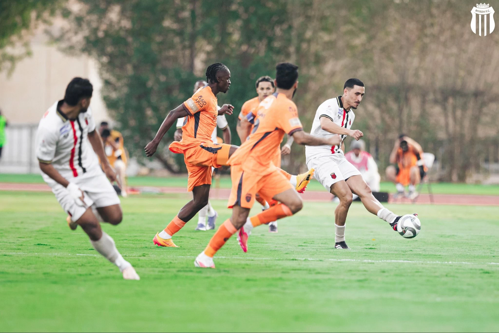 الرياض يدرك تعادلاً قاتلاً مع الفيحاء