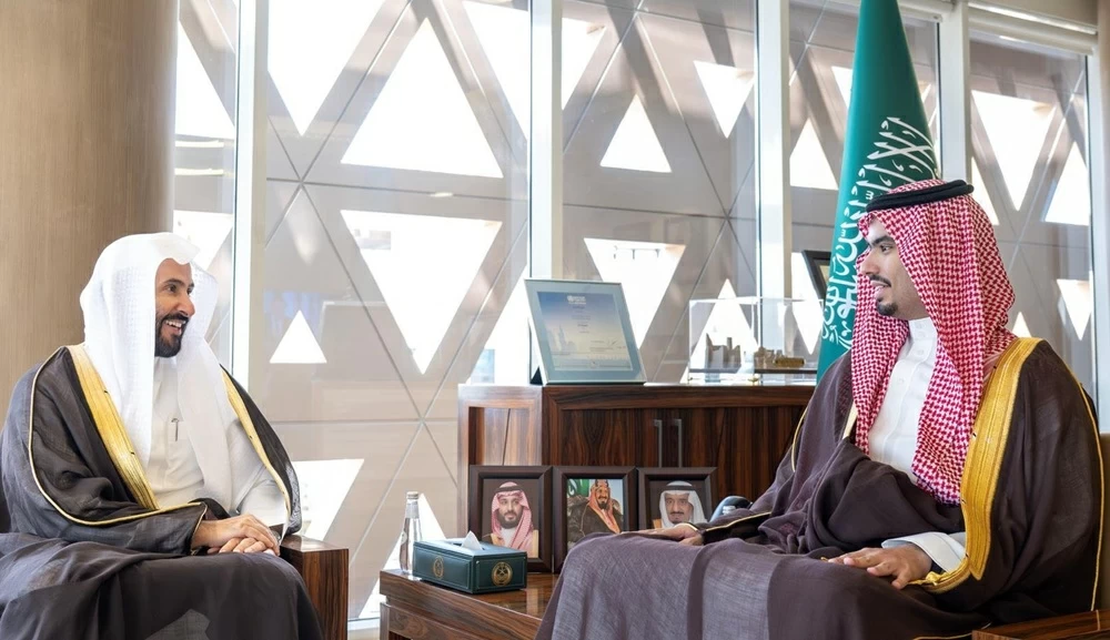 راكان بن سلمان يستقبل وزير العدل ويستعرضان الخدمات العدلية بالدرعية