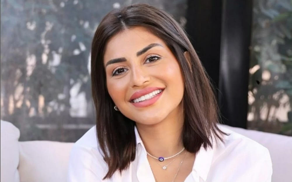 منة فضالي تثير الجدل بحذف صورها مع أحمد السقا.. ما القصة؟