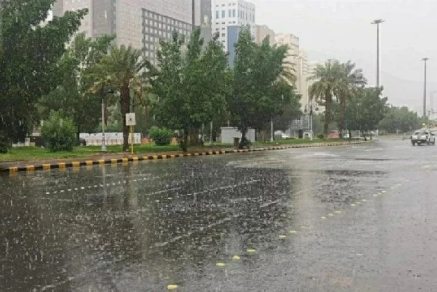 إنذار أحمر مستمر حتى المساء.. أمطار غزيرة تضرب محافظتين بمكة