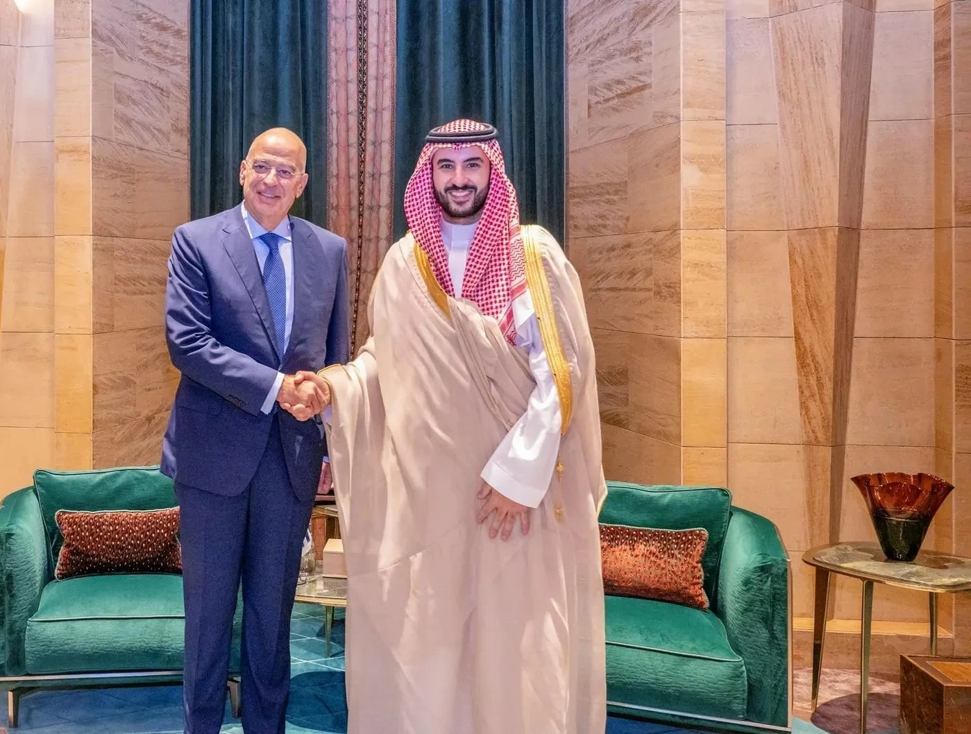 وزير الدفاع يبحث مع نظيره اليوناني تعزيز الشراكة الدفاعية وتطورات المنطقة
