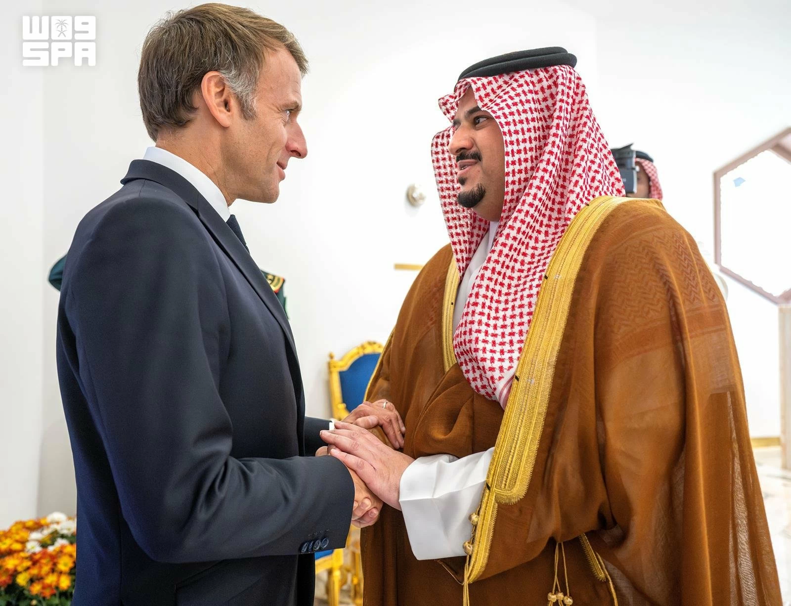 الرئيس الفرنسي يصل إلى الرياض وفي مقدمة مستقبليه نائب أمير المنطقة