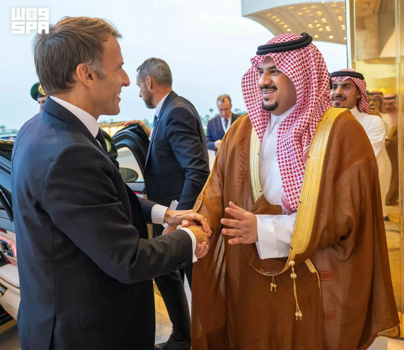 الرئيس الفرنسي يغادر الرياض وفي مقدمة مودعيه نائب أمير المنطقة
