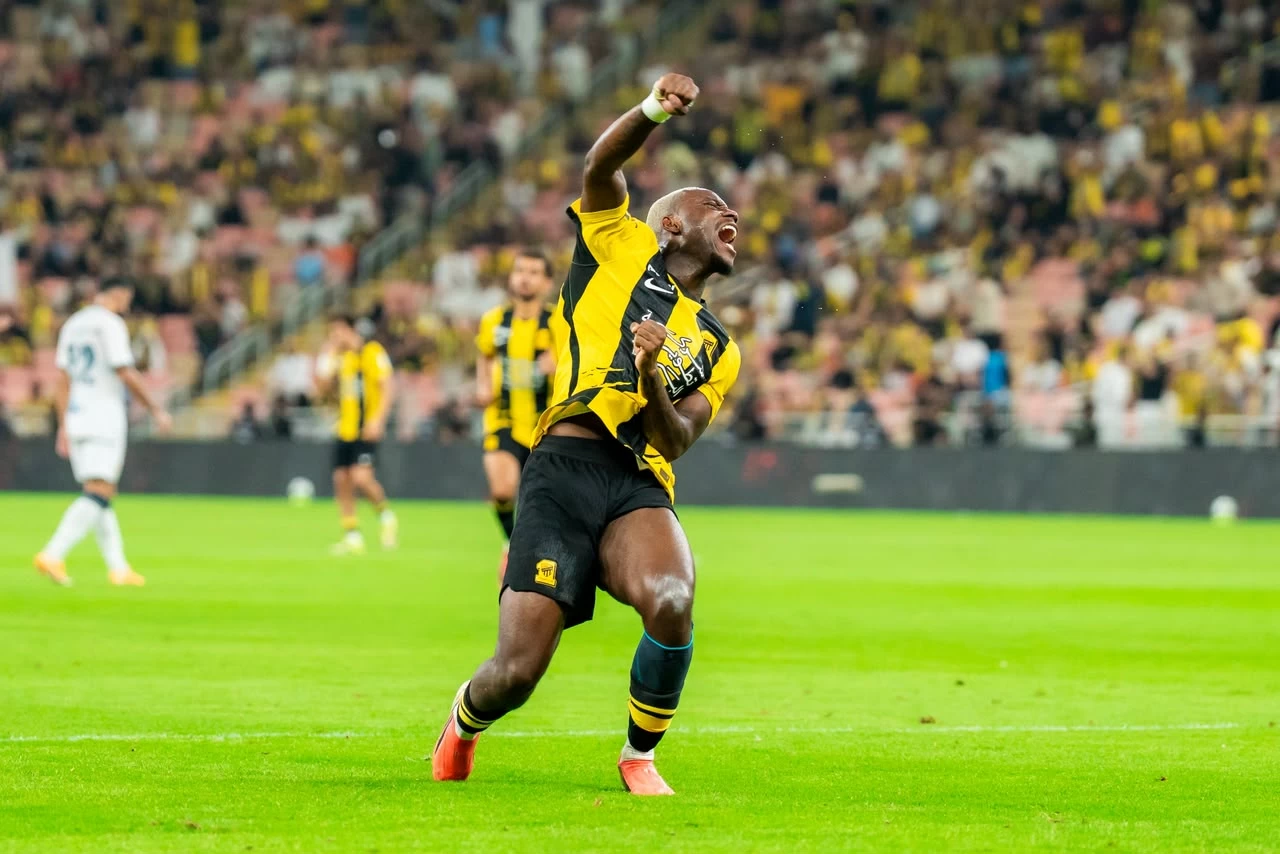 الاتحاد يواصل التقدم بثنائية  الدرعية