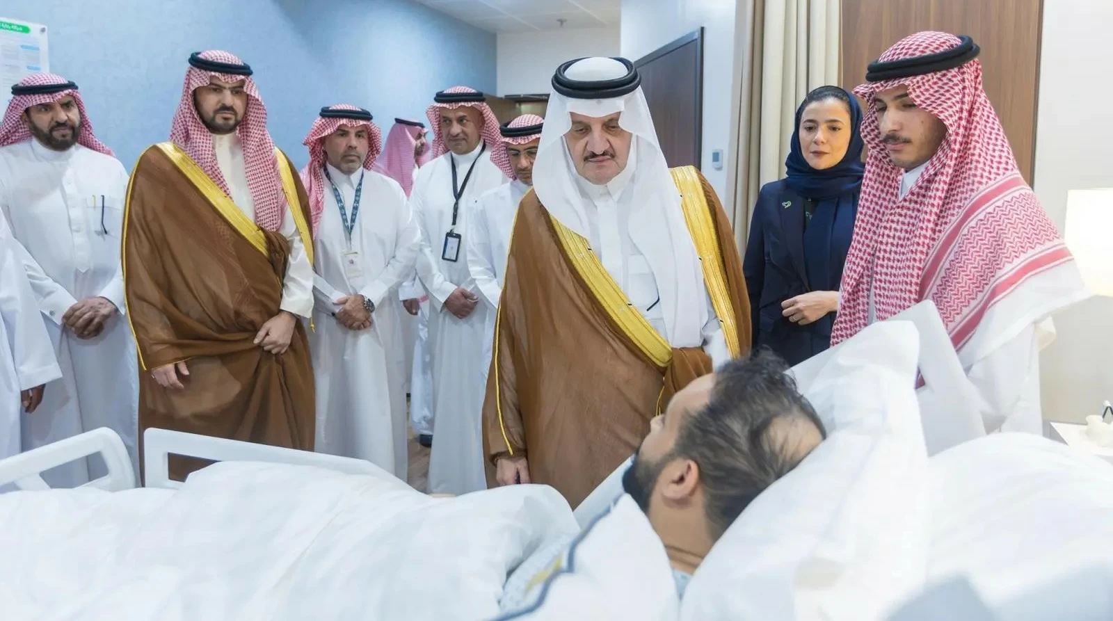 أمير الشرقية ونائبه يزوران المصاب جراء العدوان الغاشم الذي استهدف مطار الملك فهد الدولي