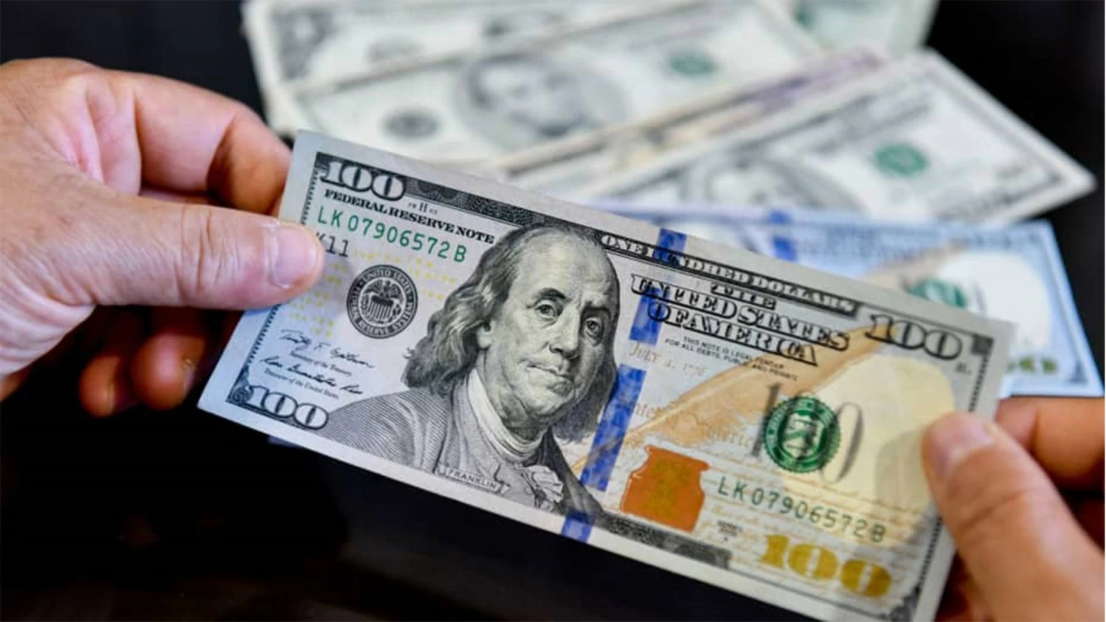 الدولار يتجاوز 56 جنيها في بنوك مصر قبل اجتماع الفيدرالي الأميركي