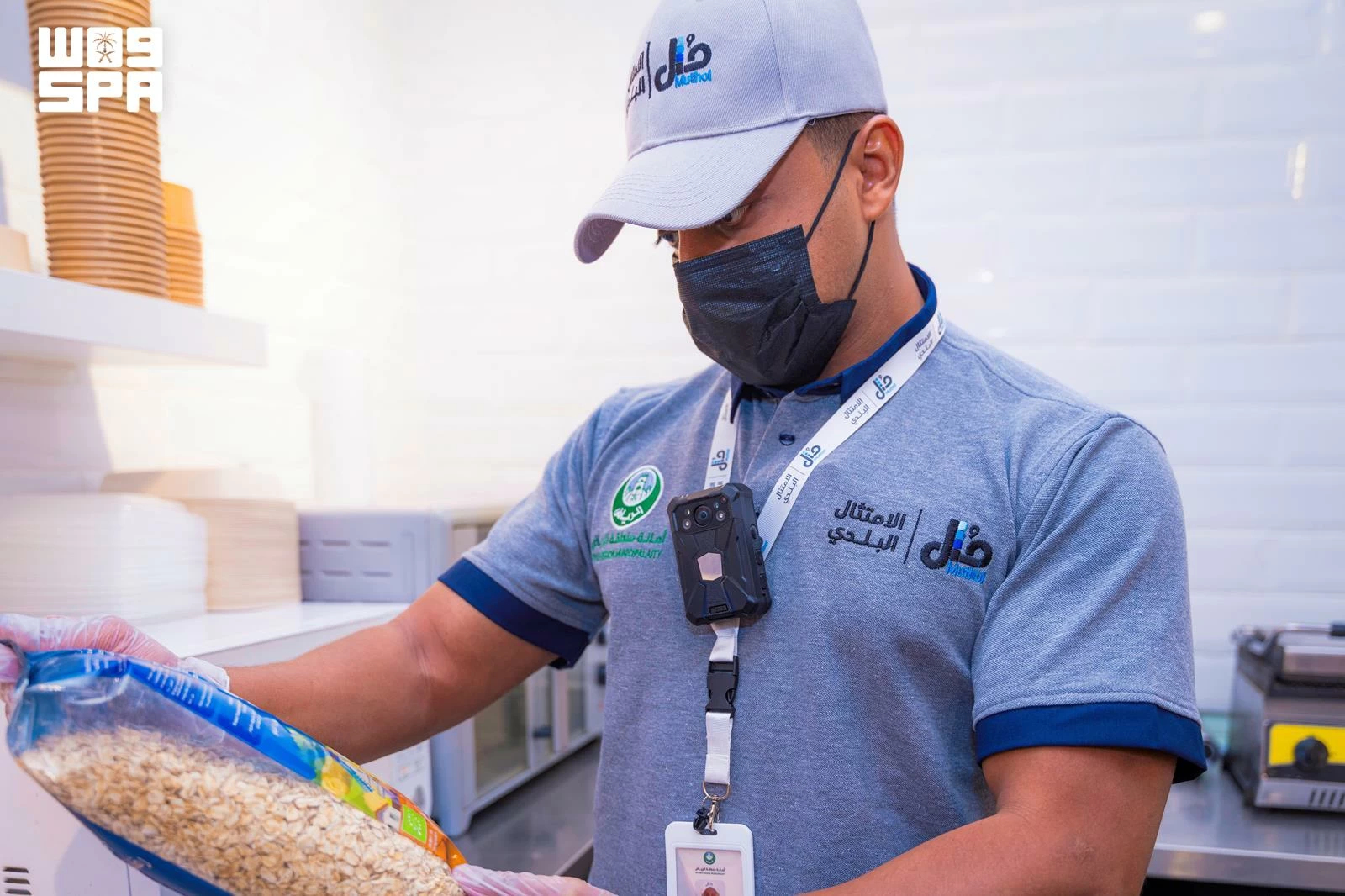 أمانة الرياض تطبّق كاميرات الجسم في الرقابة على المنشآت