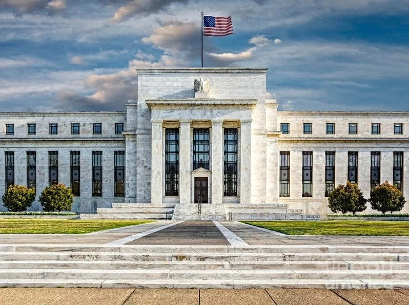 الدولار يرتفع لأعلى مستوى في 12 يوماً قبل قرار الفيدرالي