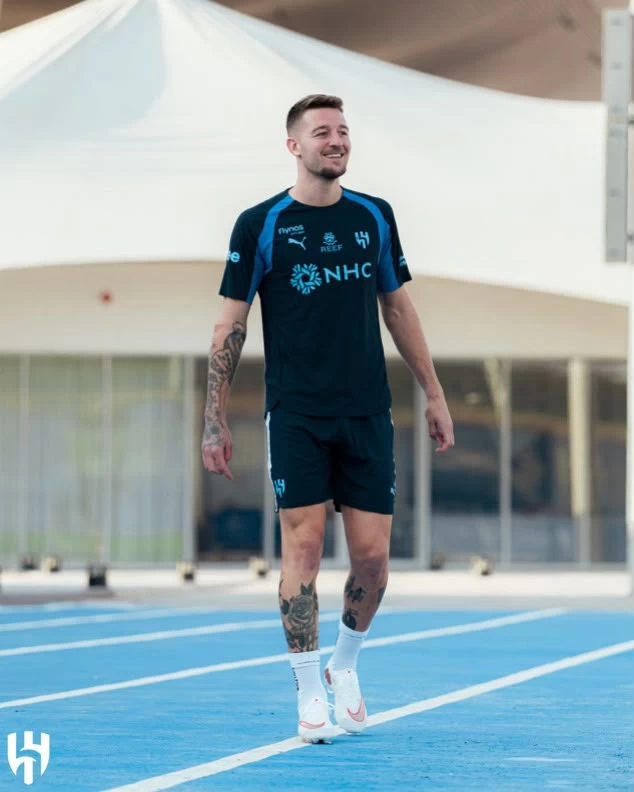 الهلال يتصدر دوري روشن بالرأسيات