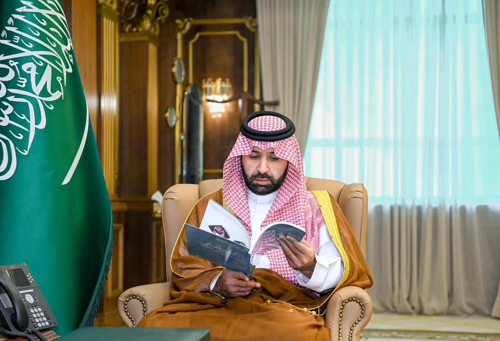 امير جازان يطلع على التقرير الختامي لفرع هيئة الصحفيين  