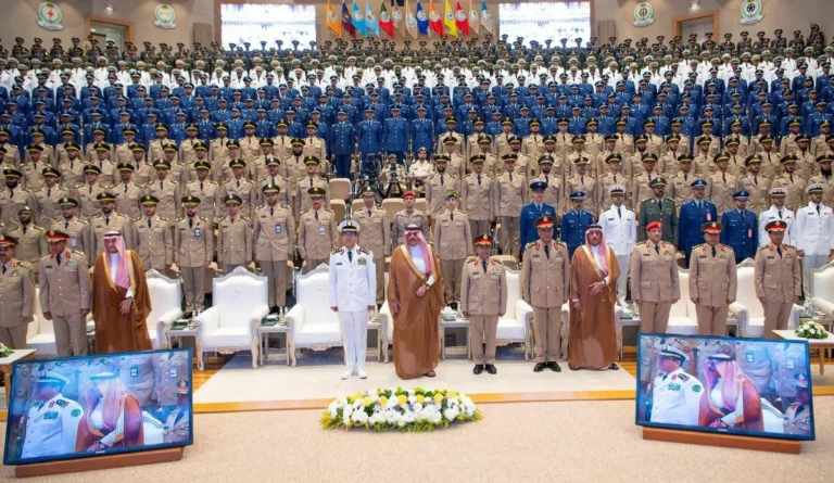 نائب وزير الدفاع يرعى حفل تخريج طلبة دورات تأهيل الضباط الجامعيين لأفرع القوات المسلحة